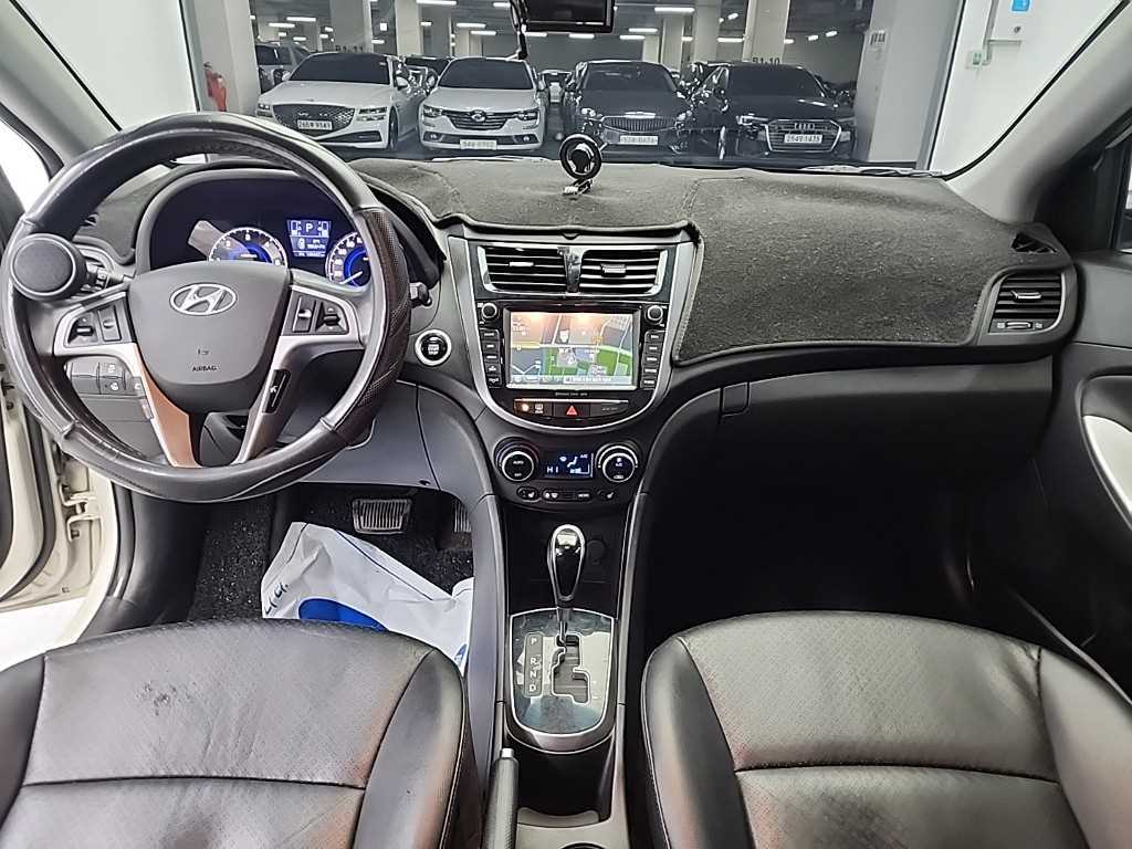 HYUNDAI Accent - Vista 7