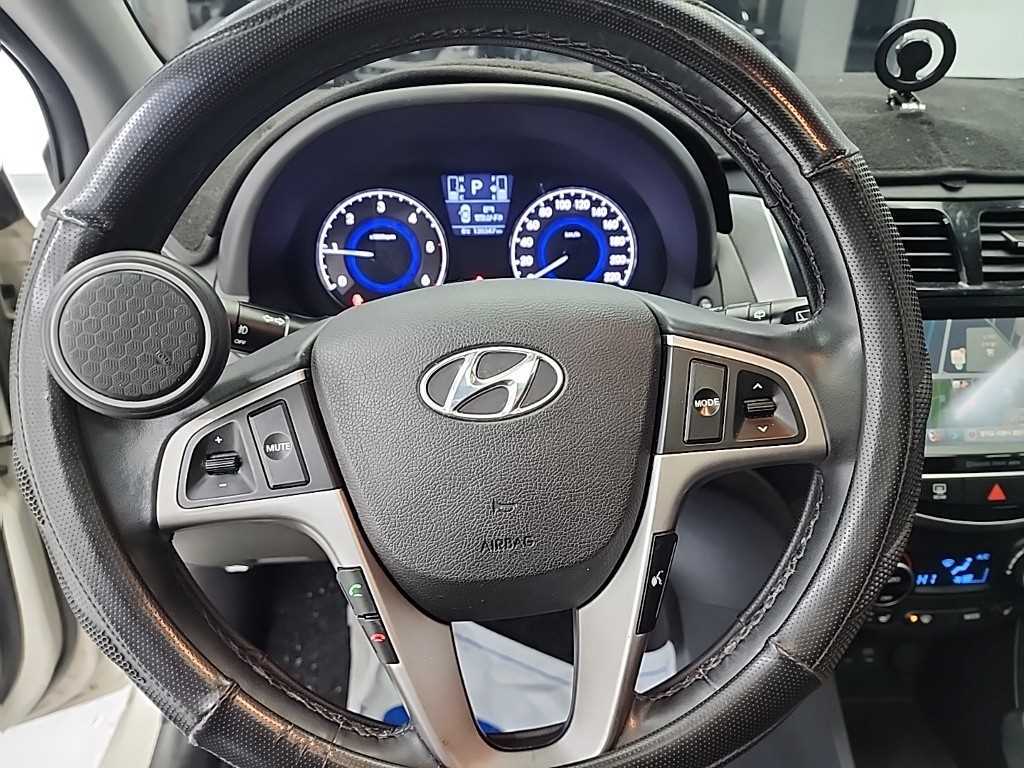 HYUNDAI Accent - Vista 9