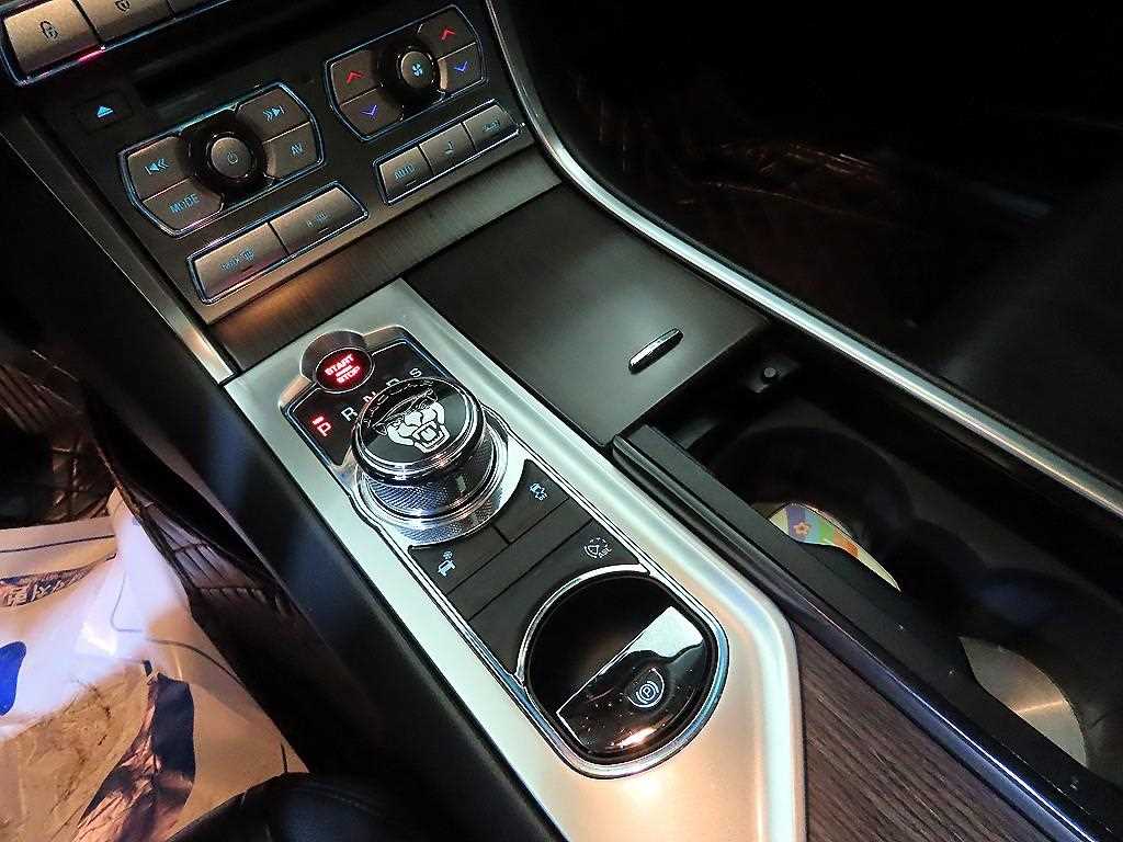 Jaguar XF - Vista 12