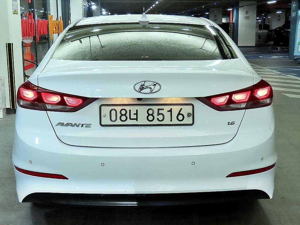 HYUNDAI Avante - Vista 5