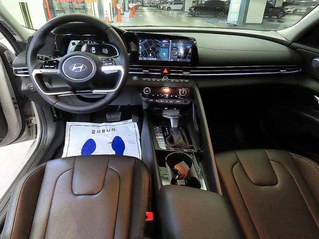 HYUNDAI Avante - Vista 10