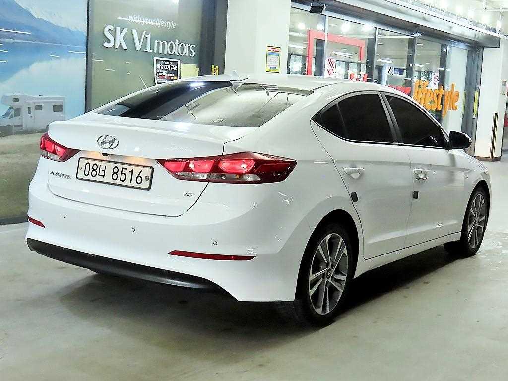 HYUNDAI Avante - Vista 4