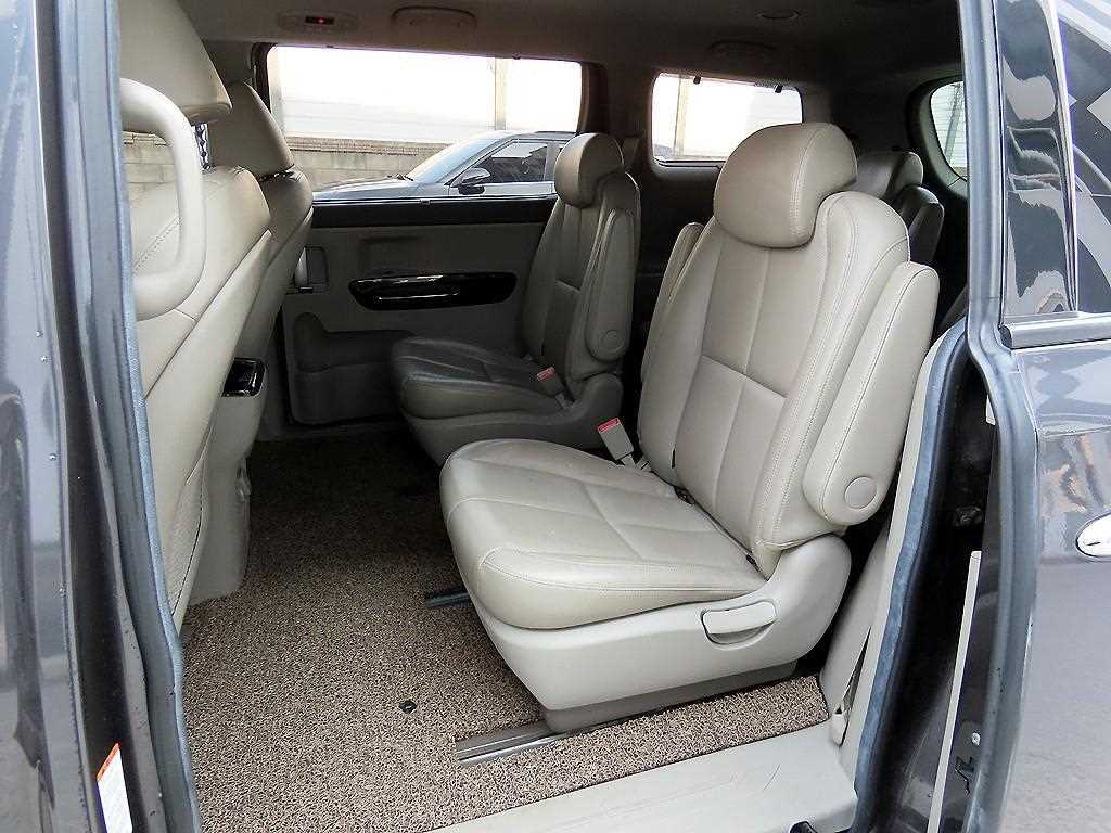 KIA Carnival - Vista 6
