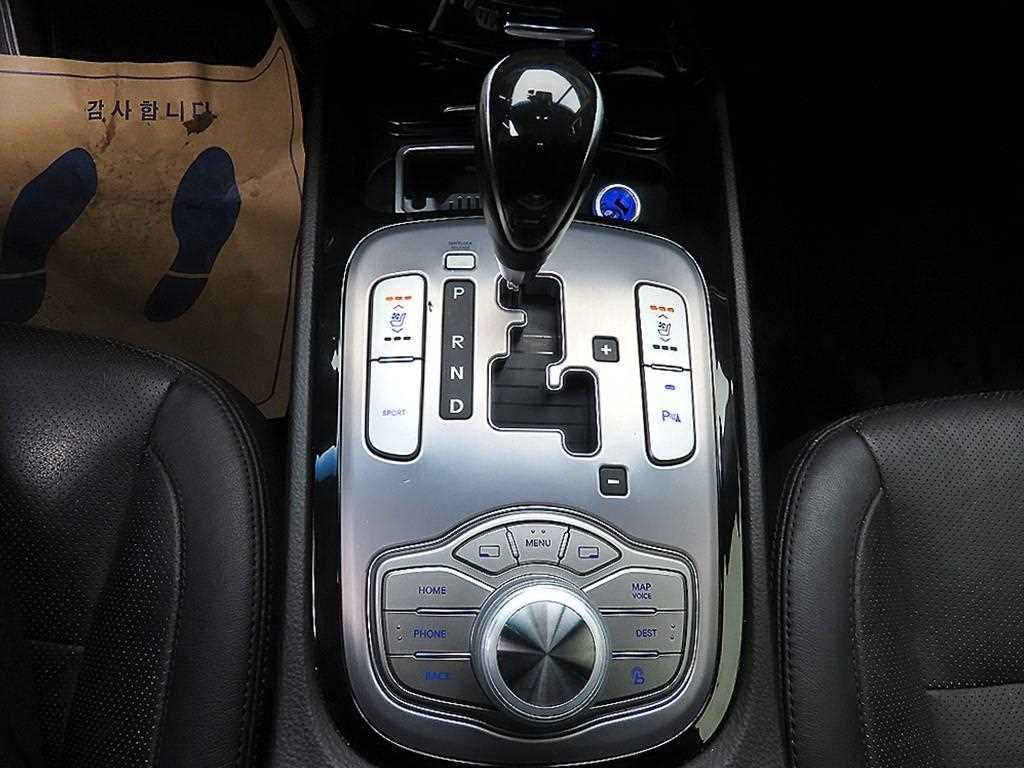 HYUNDAI Genesis - Vista 10