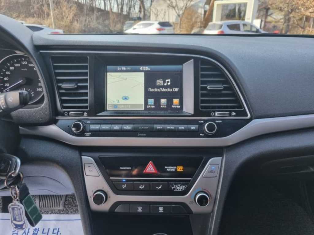 HYUNDAI Avante - Vista 10