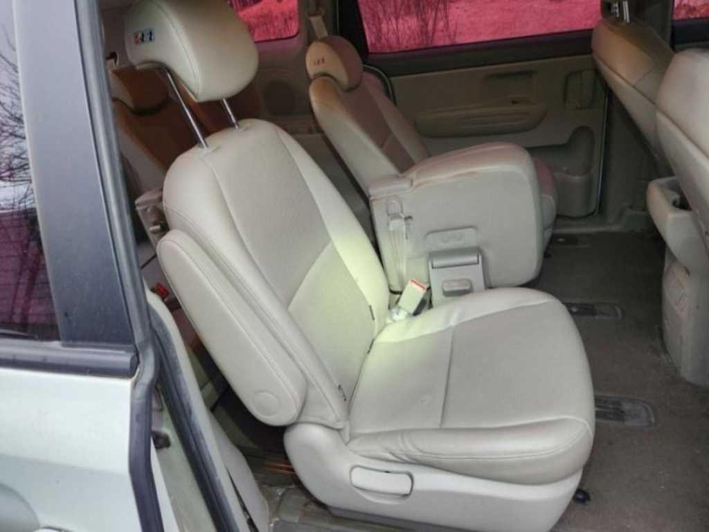 KIA Carnival - Vista 11
