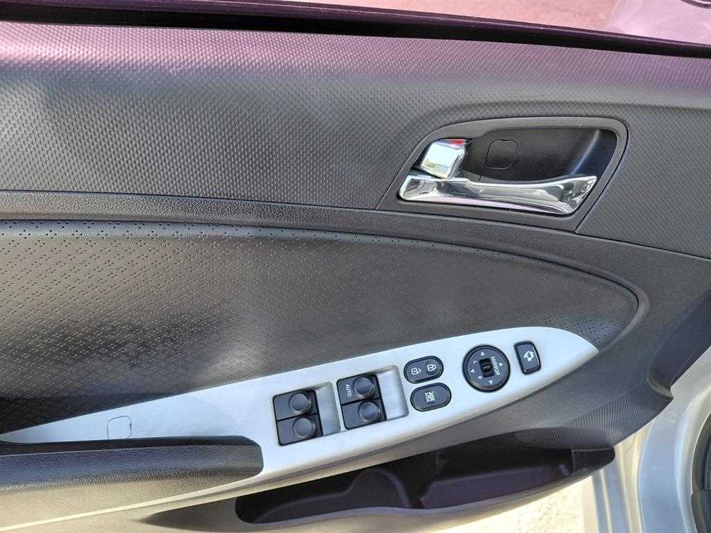 HYUNDAI Accent - Vista 9