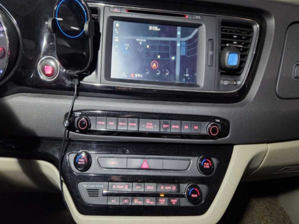 KIA Carnival - Vista 12