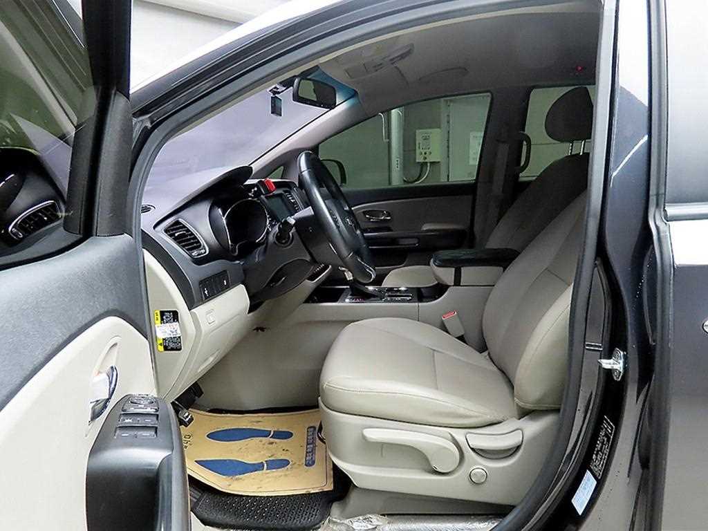 KIA Carnival - Vista 5