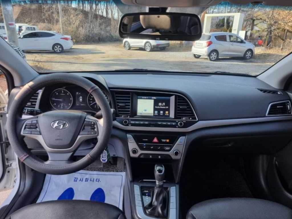 HYUNDAI Avante - Vista 9