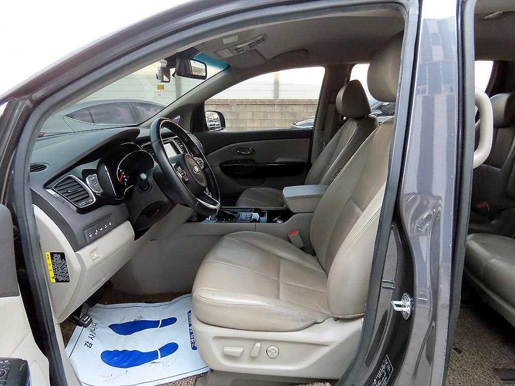 KIA Carnival - Vista 5