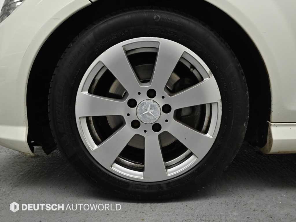 Mercedes Benz C Class - Vista 5