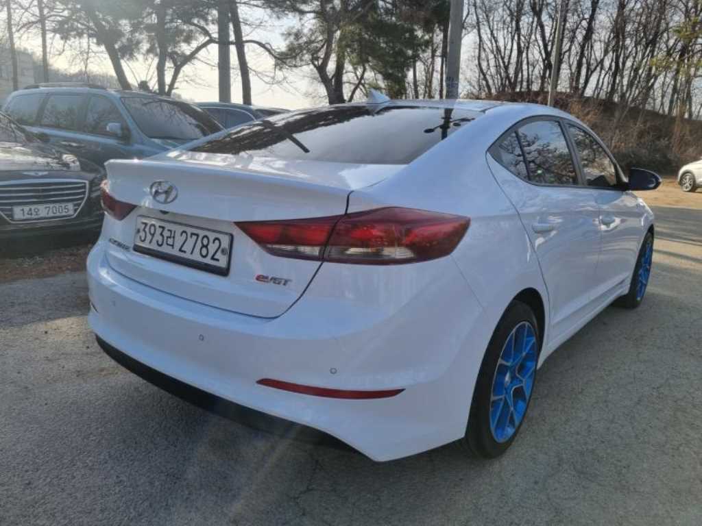 HYUNDAI Avante - Vista 4