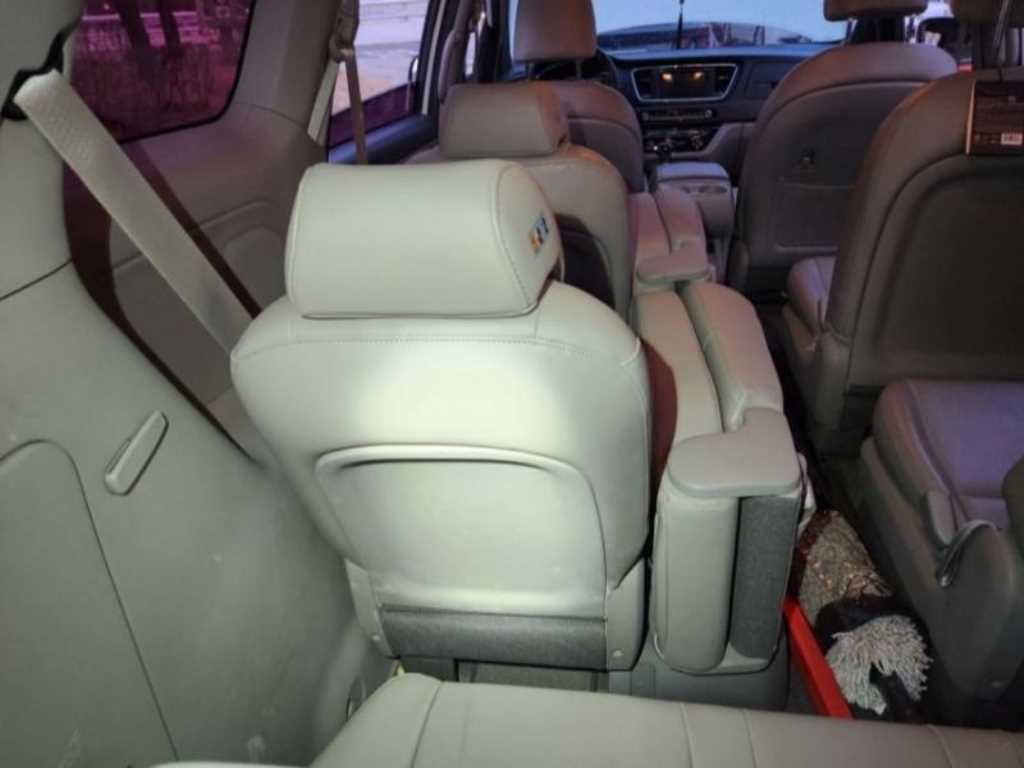 KIA Carnival - Vista 12