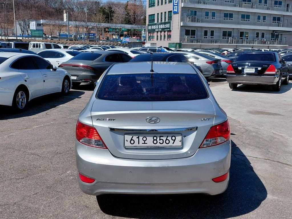 HYUNDAI Accent - Vista 4