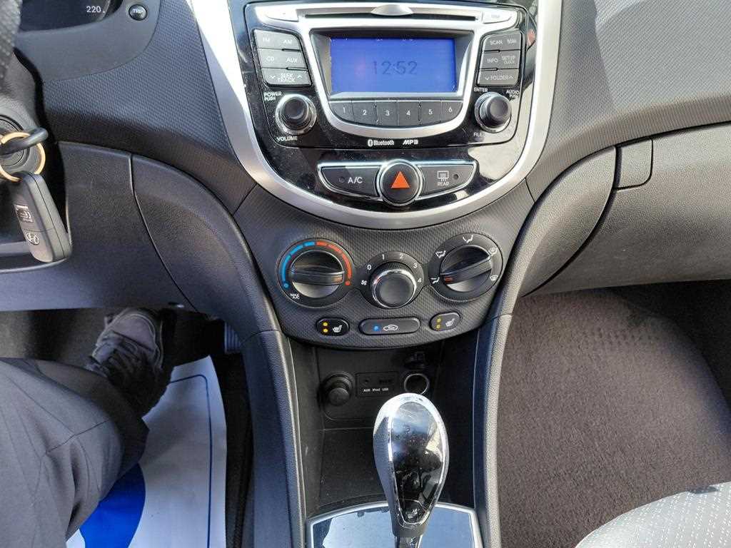 HYUNDAI Accent - Vista 11