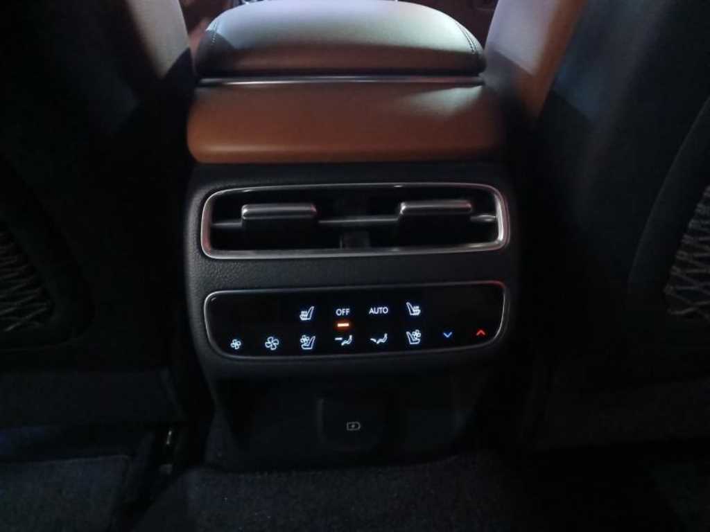 Genesis GV70 - Vista 8