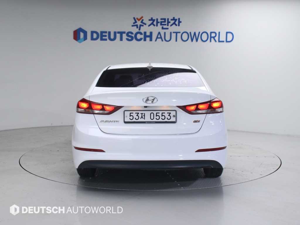 HYUNDAI Avante - Vista 4