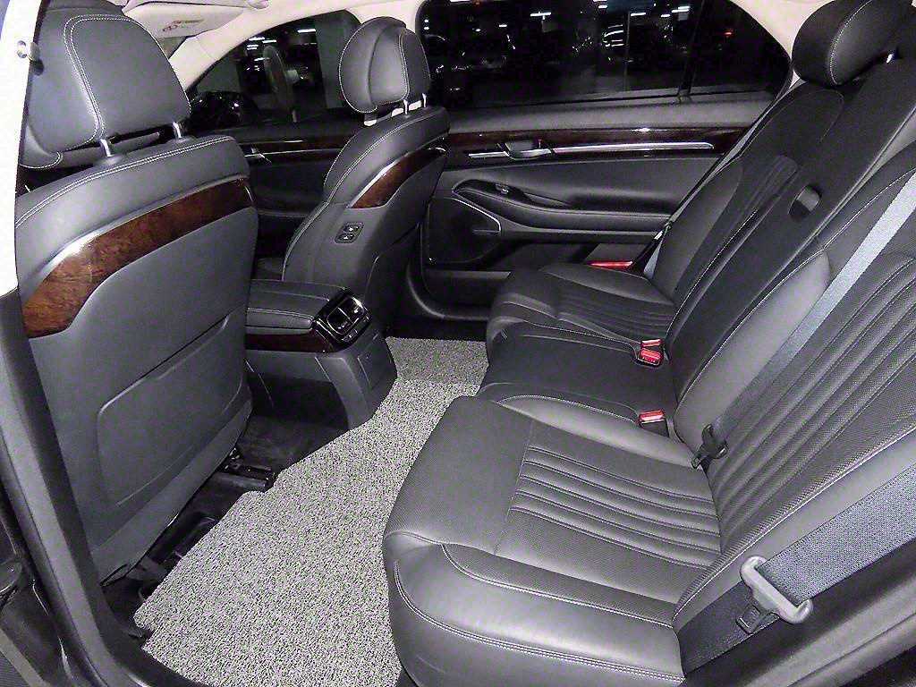 Genesis G90 - Vista 7