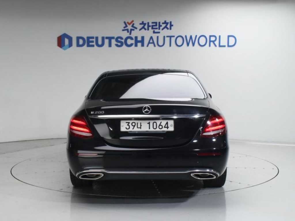 Mercedes Benz E class - Vista 4