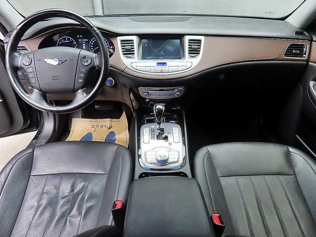 HYUNDAI Genesis - Vista 7