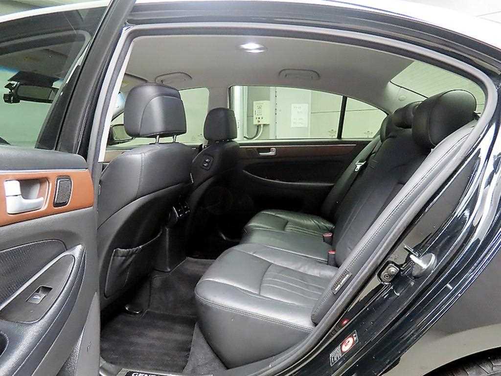 HYUNDAI Genesis - Vista 6