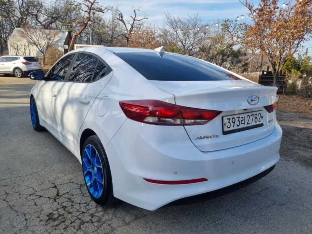 HYUNDAI Avante - Vista 6