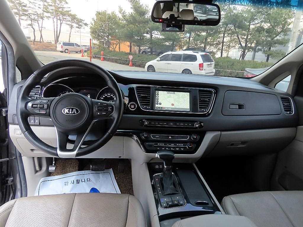 KIA Carnival - Vista 8