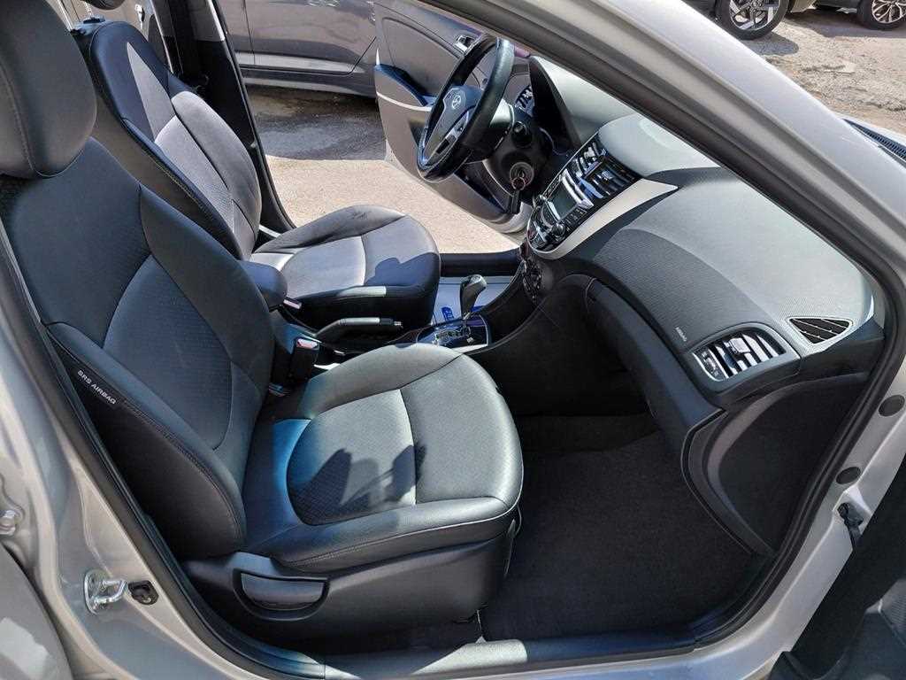 HYUNDAI Accent - Vista 6