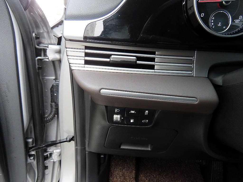 HYUNDAI Grandeur - Vista 11