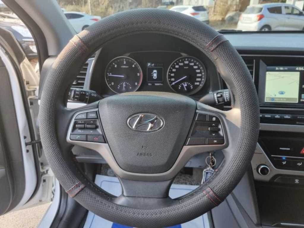 HYUNDAI Avante - Vista 12