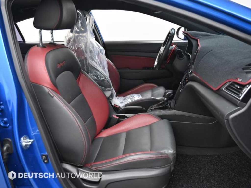 HYUNDAI Avante - Vista 10