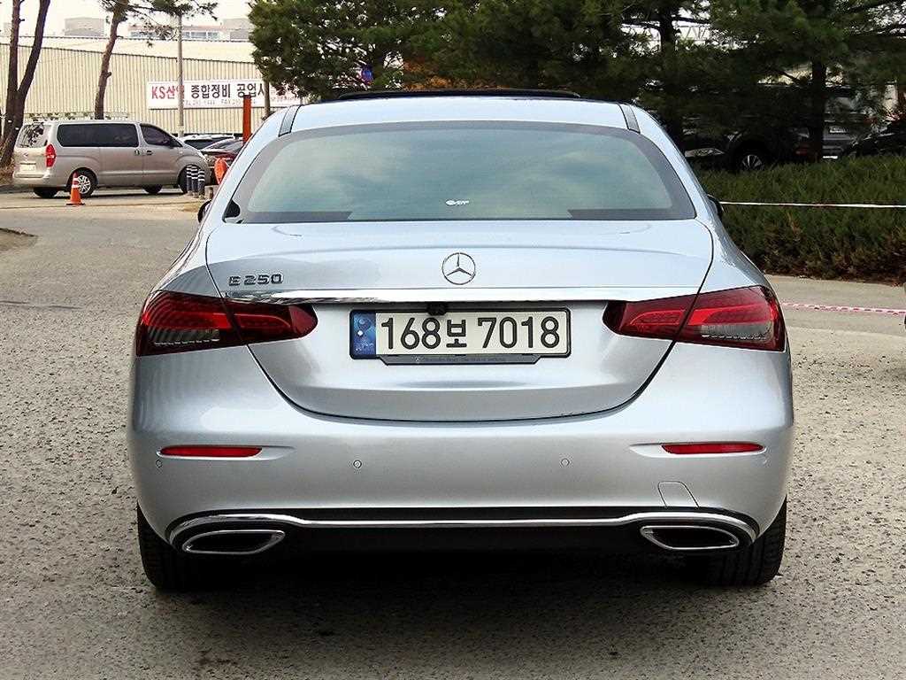Mercedes Benz E class - Vista 4