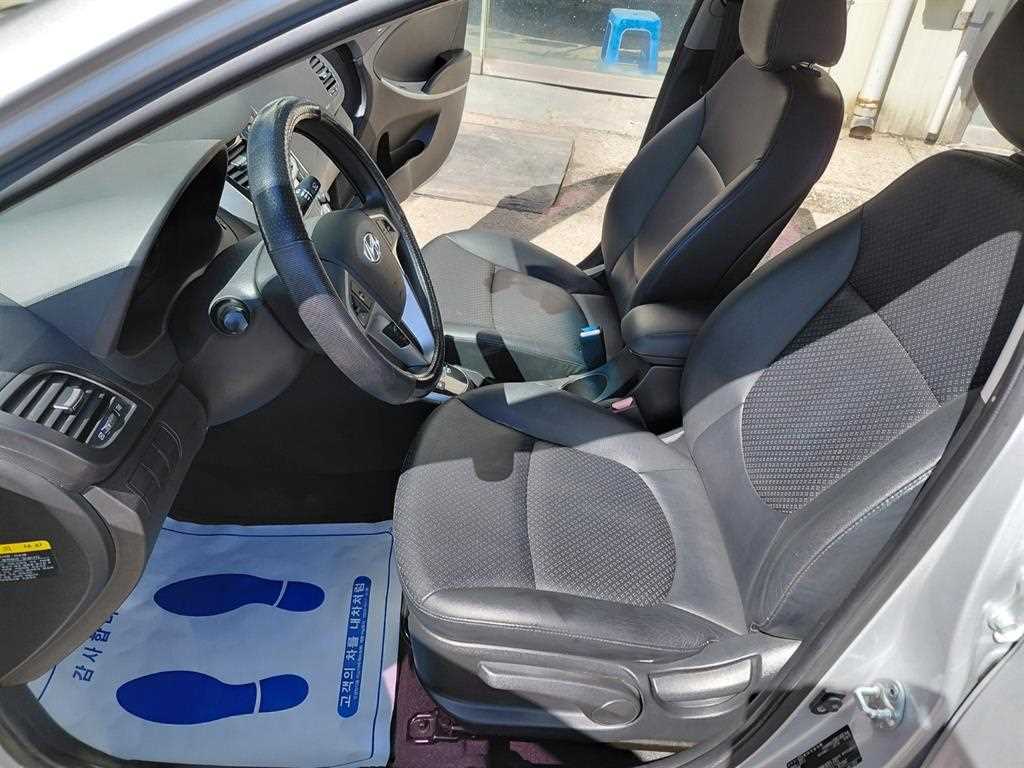 HYUNDAI Accent - Vista 8