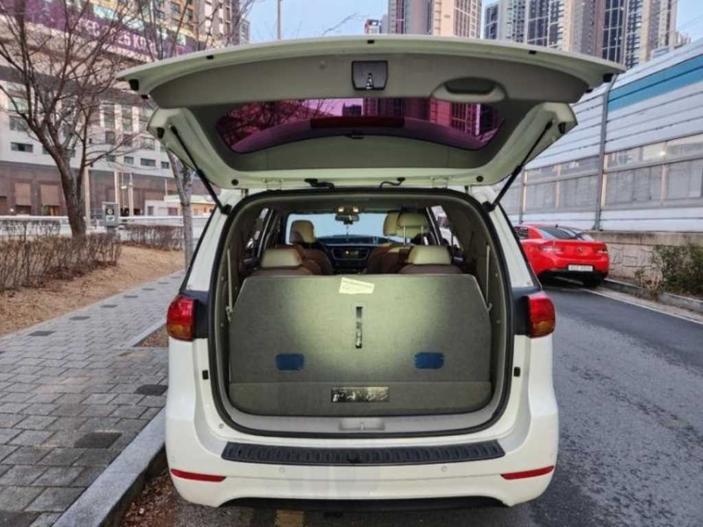 KIA Carnival - Vista 5