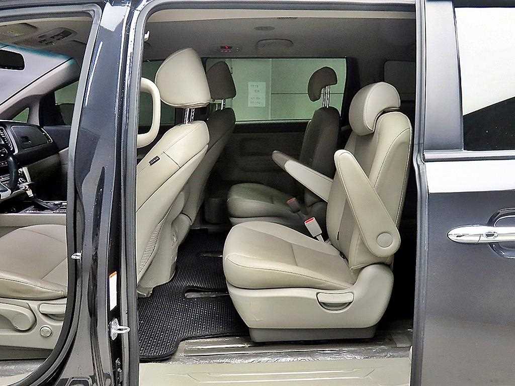 KIA Carnival - Vista 6