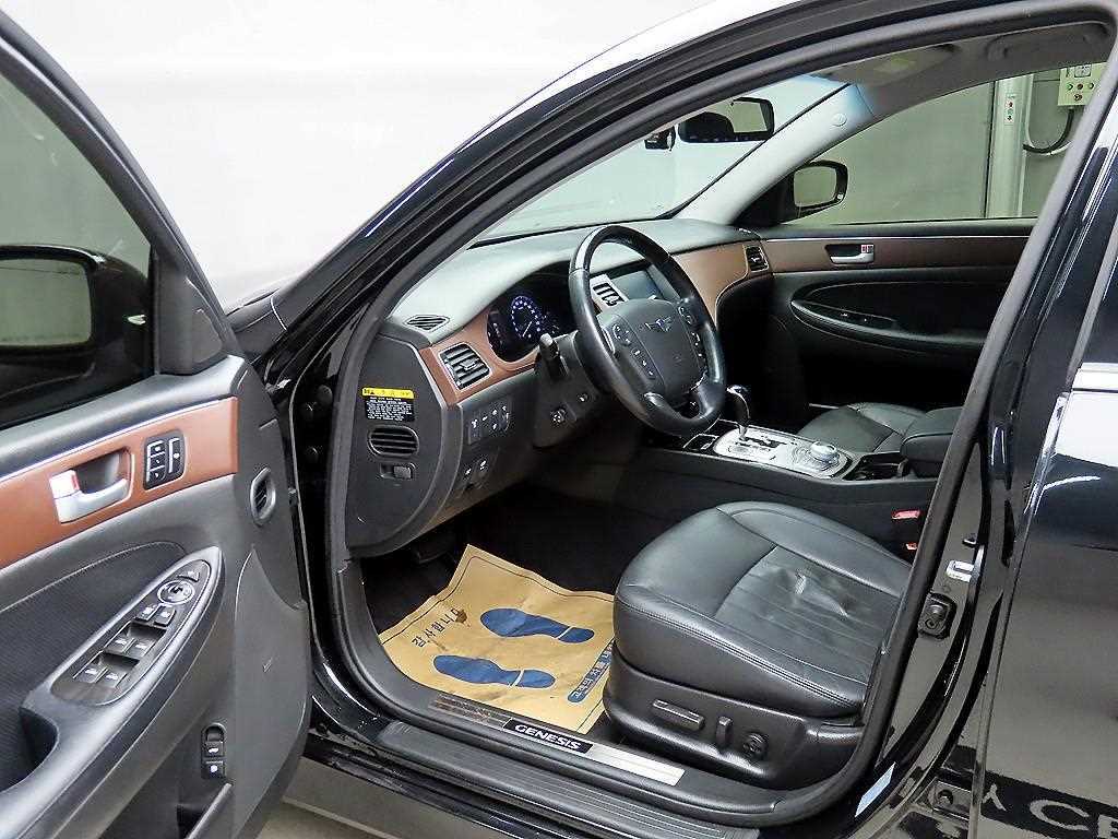 HYUNDAI Genesis - Vista 5