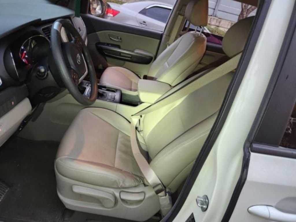 KIA Carnival - Vista 9