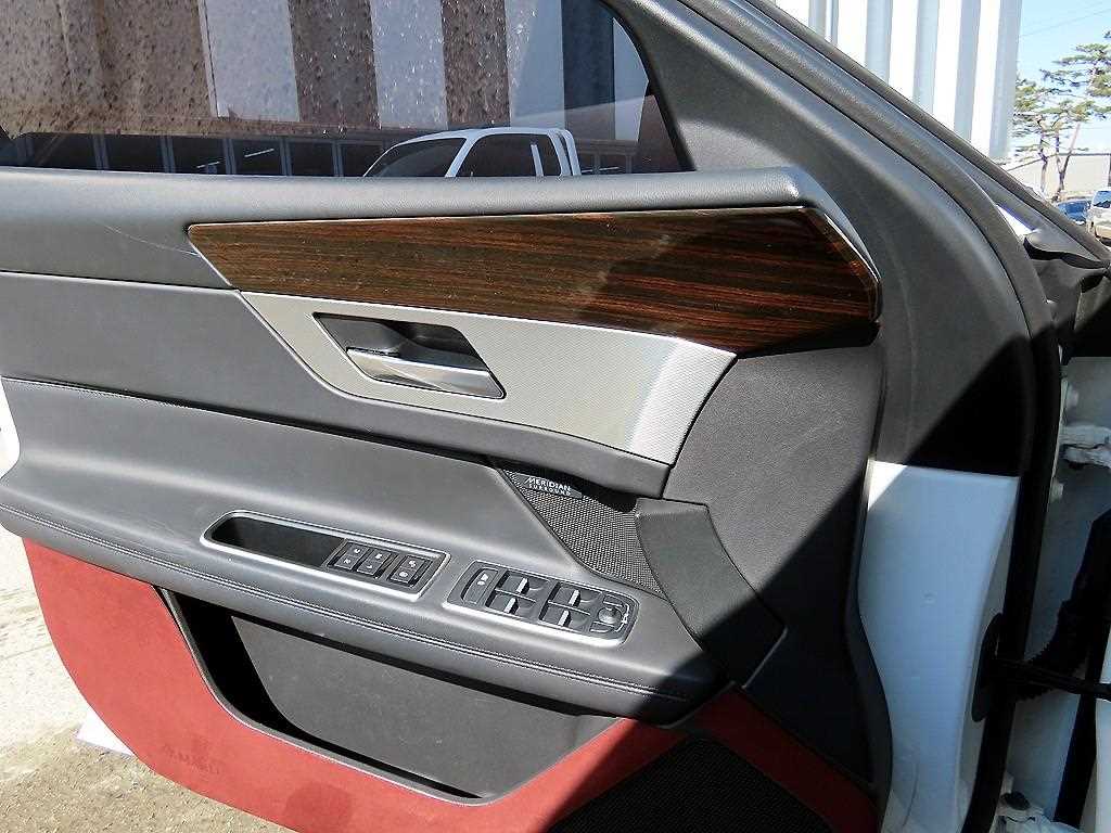 Jaguar XF - Vista 12