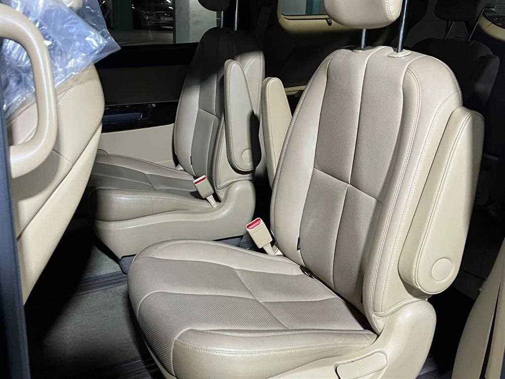 KIA Carnival - Vista 8
