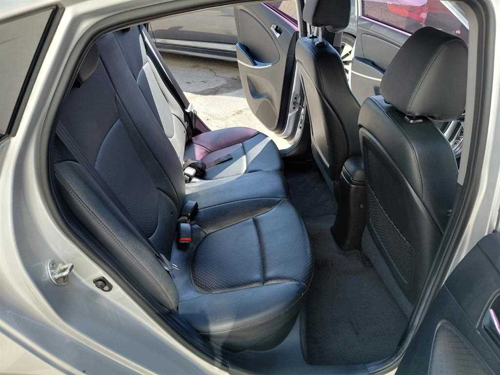 HYUNDAI Accent - Vista 7