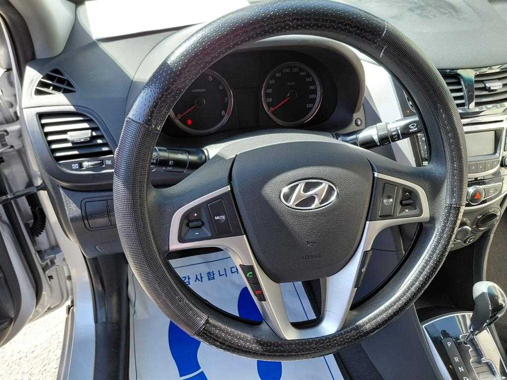 HYUNDAI Accent - Vista 10