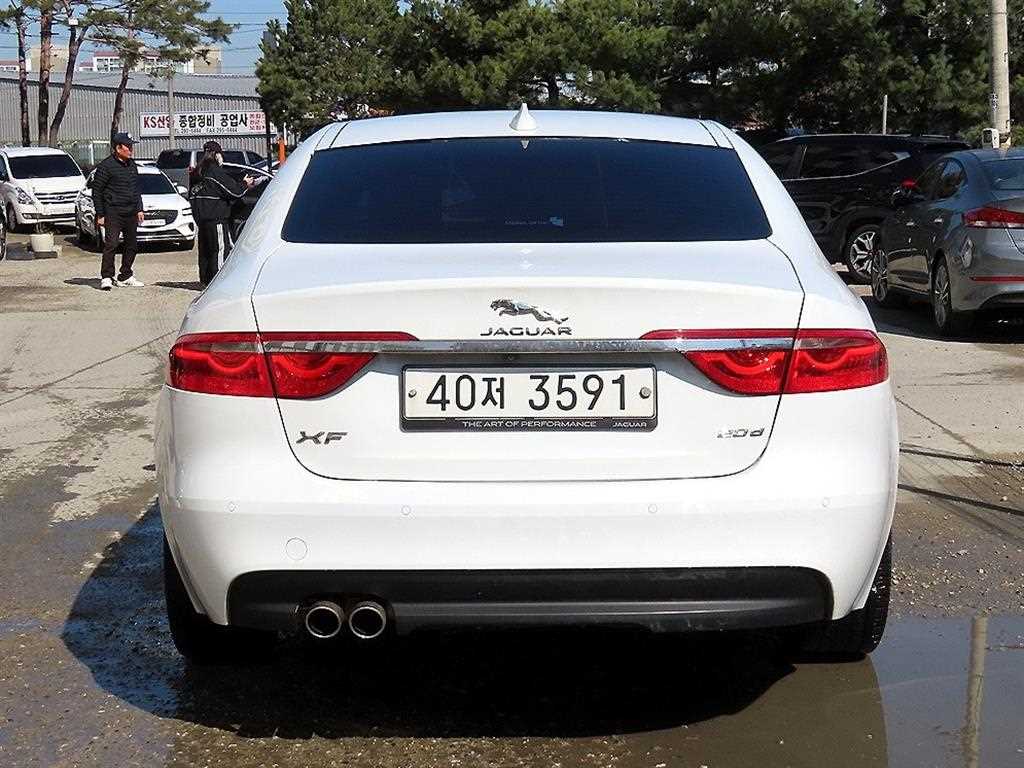 Jaguar XF - Vista 4