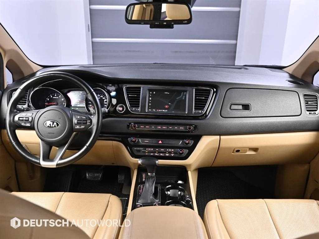 KIA Carnival - Vista 11