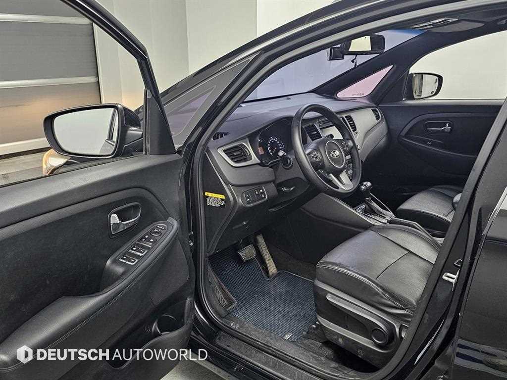 KIA Carens - Vista 11