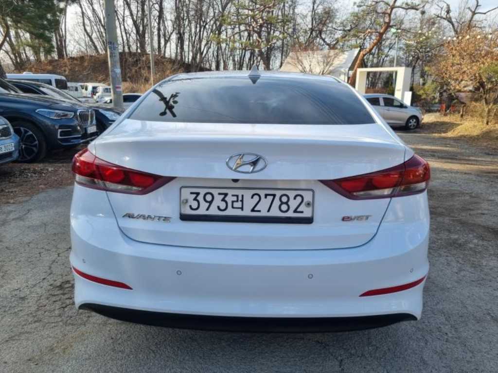 HYUNDAI Avante - Vista 5