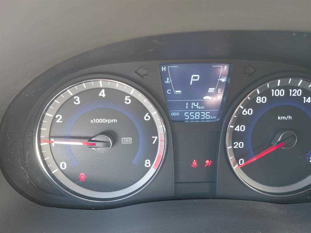 HYUNDAI Accent - Vista 5