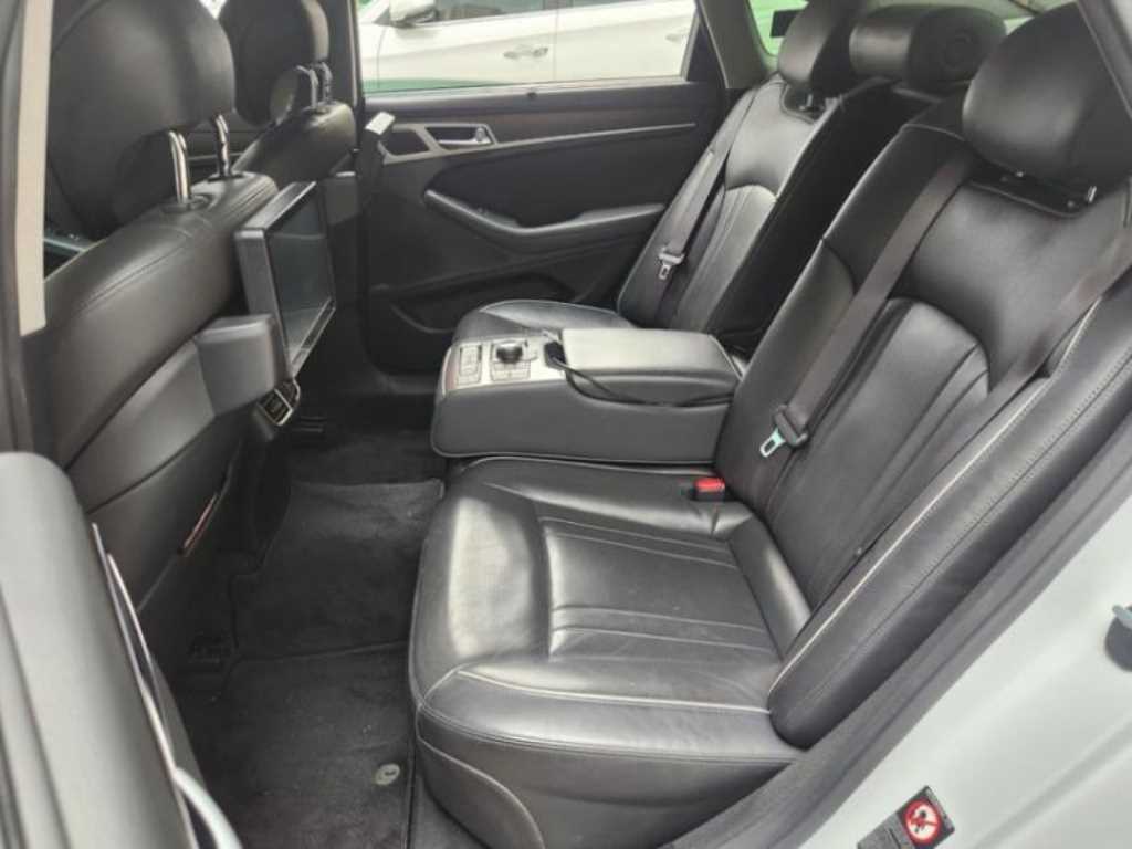 HYUNDAI Genesis - Vista 6