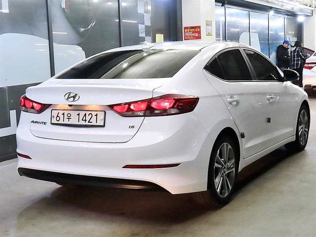 HYUNDAI Avante - Vista 4