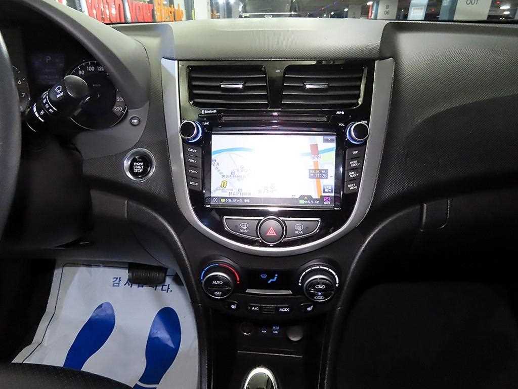 HYUNDAI Accent - Vista 11